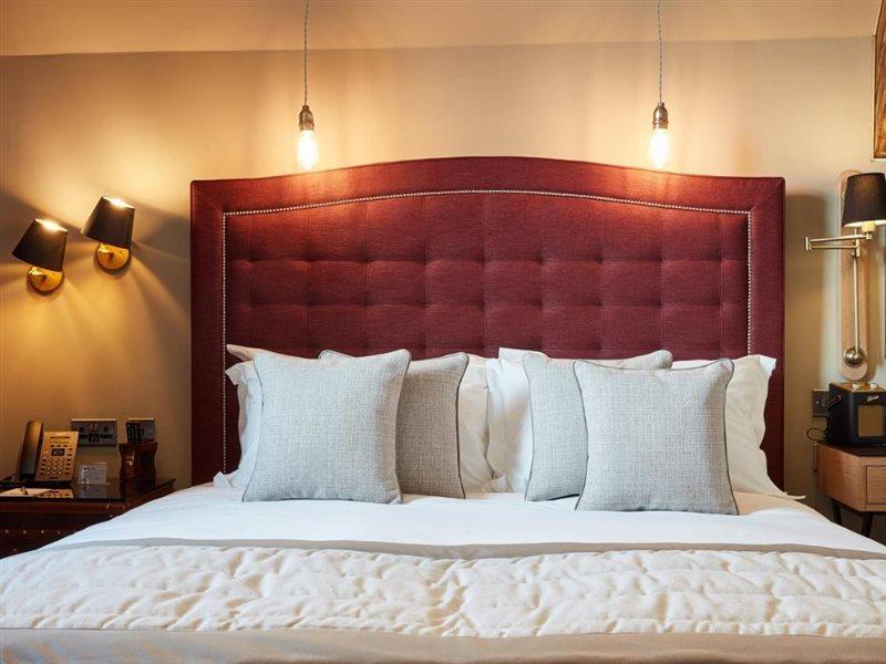 ホテル オッドフェローズ オン ザ パーク チードル エクステリア 写真 A bed with a headboard
