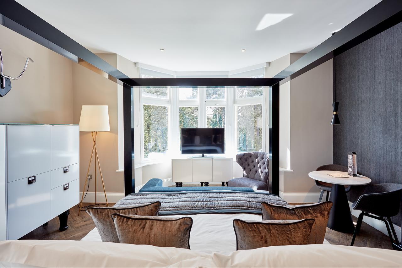 ホテル オッドフェローズ オン ザ パーク チードル エクステリア 写真 The interior of a suite at the hotel