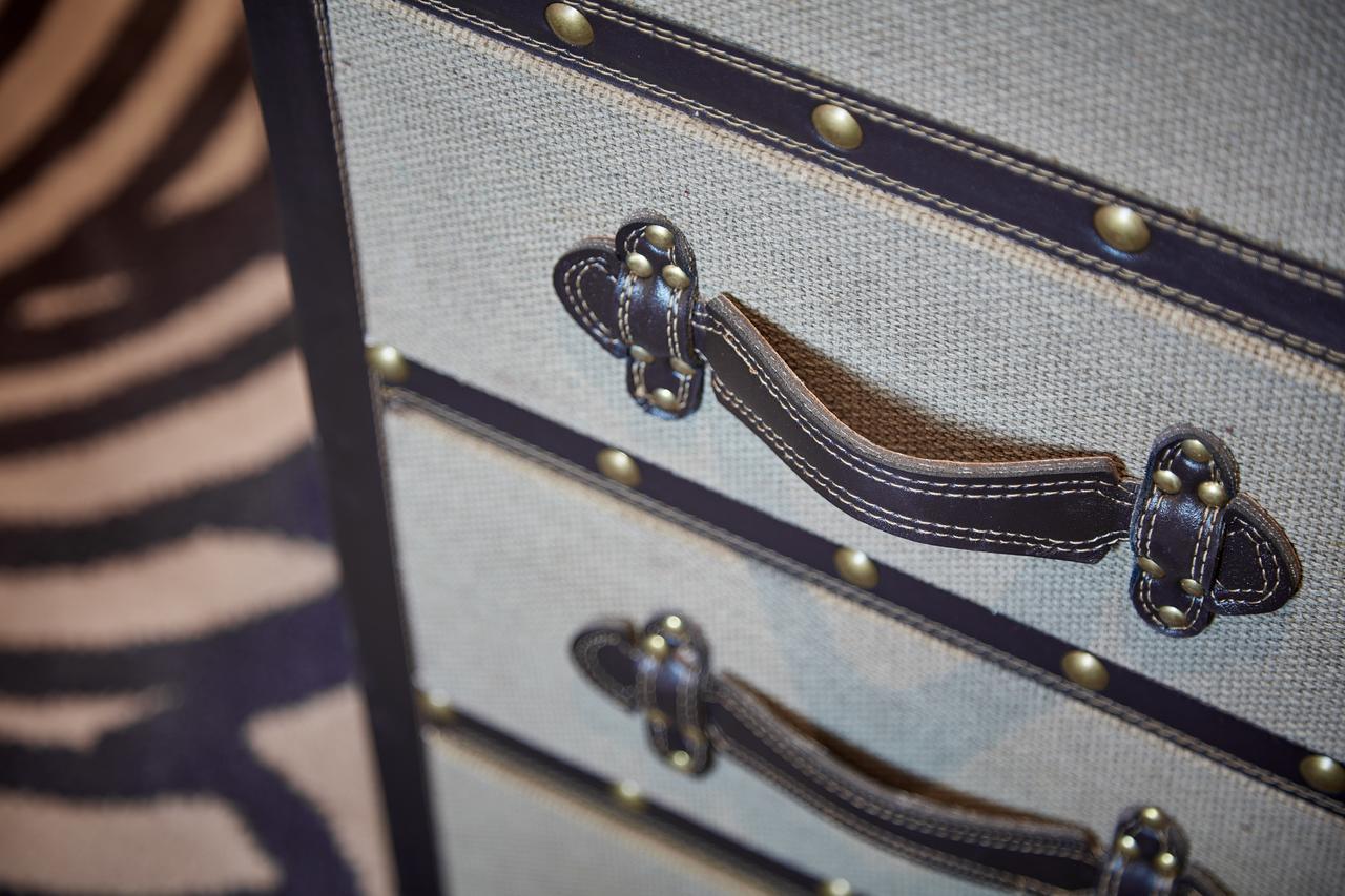 ホテル オッドフェローズ オン ザ パーク チードル エクステリア 写真 A leather handle on a piece of furniture