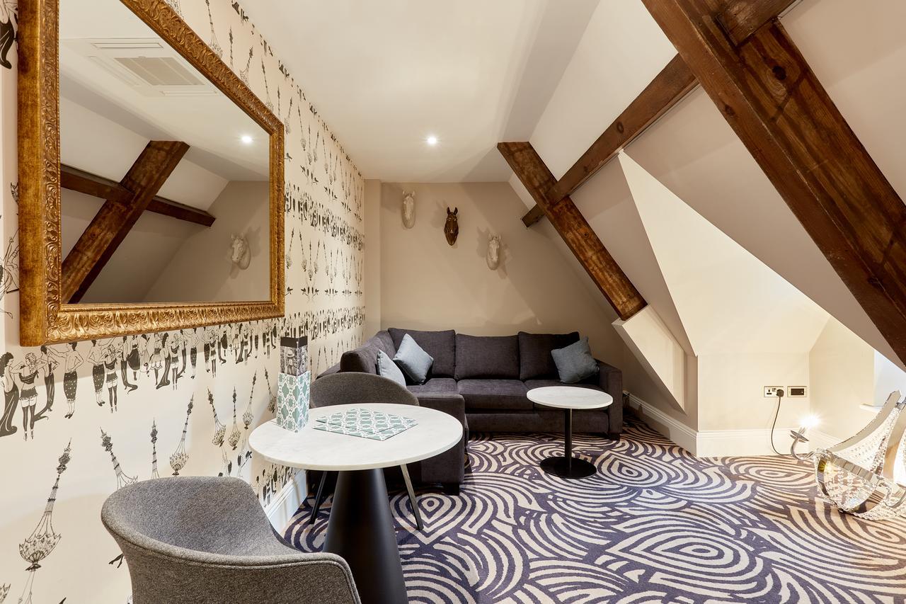 ホテル オッドフェローズ オン ザ パーク チードル エクステリア 写真 The interior of a suite at the hotel