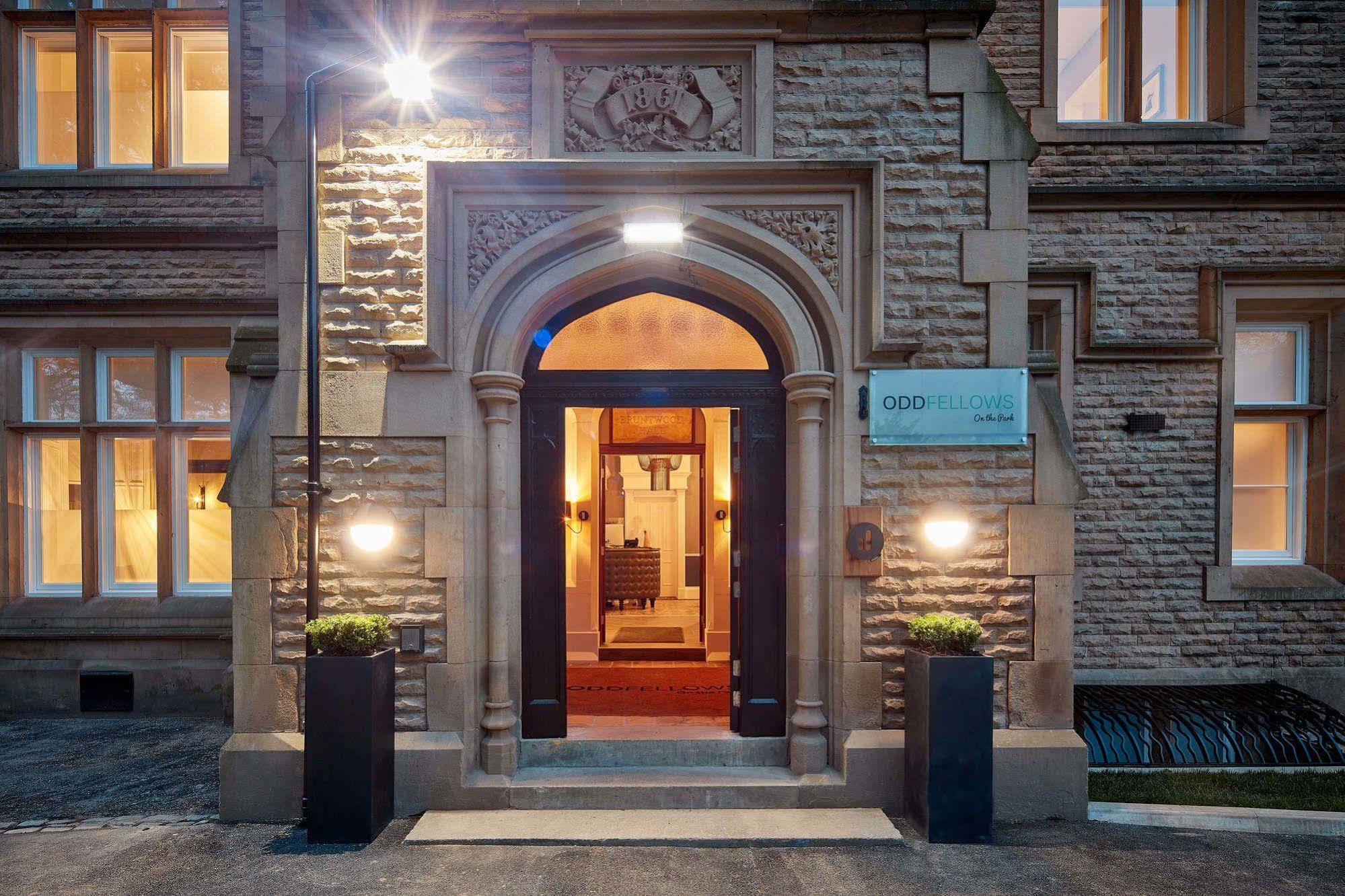 ホテル オッドフェローズ オン ザ パーク チードル エクステリア 写真 The entrance to the hotel