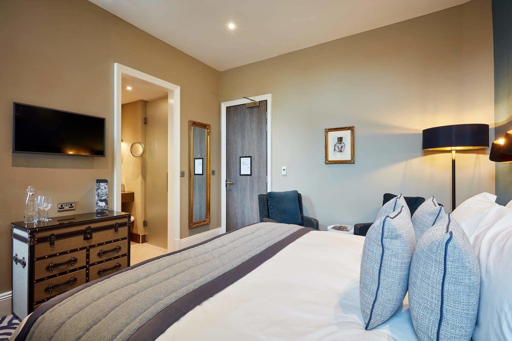 ホテル オッドフェローズ オン ザ パーク チードル エクステリア 写真 A bedroom at The Old Bank Hotel