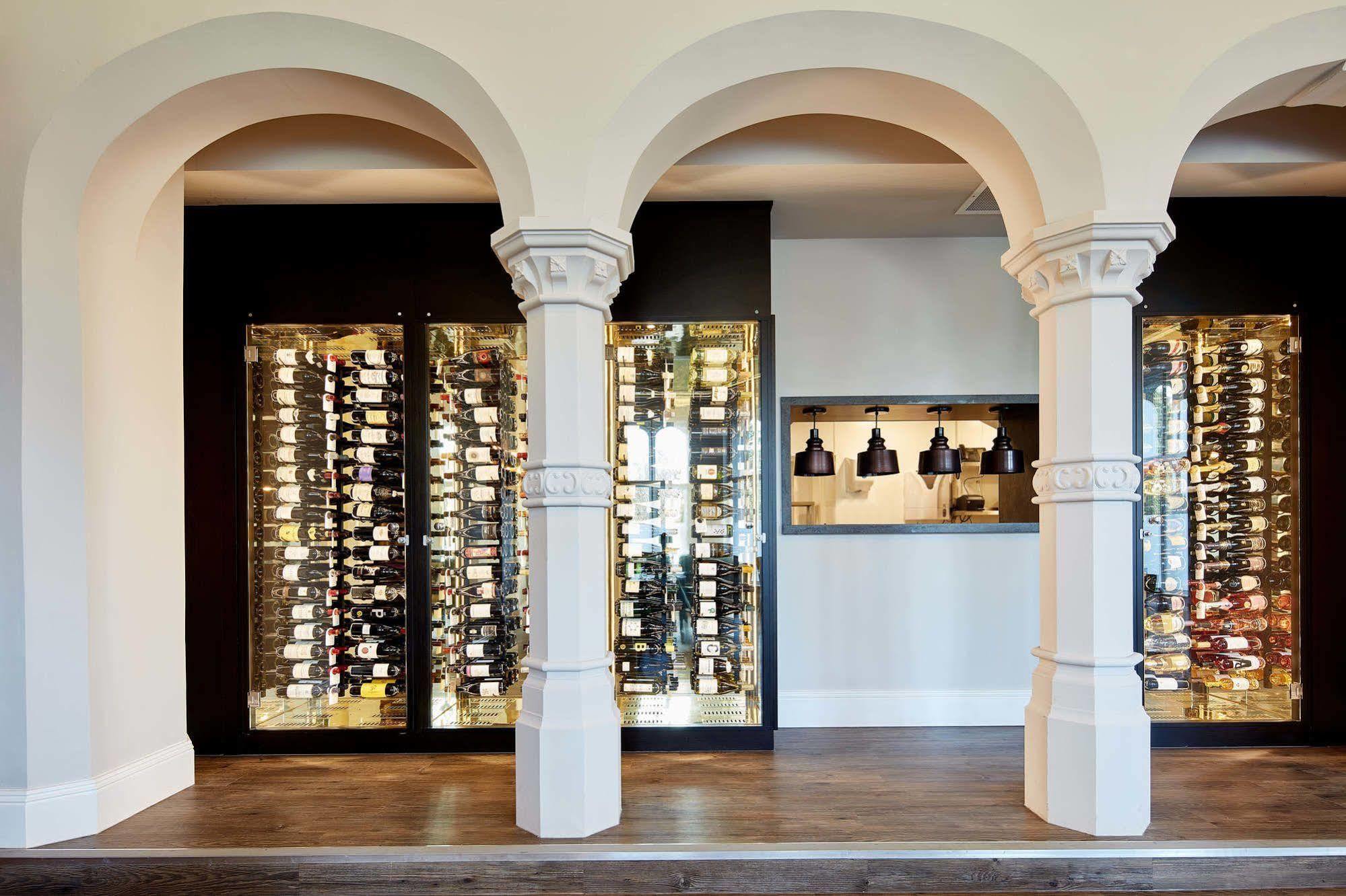 ホテル オッドフェローズ オン ザ パーク チードル エクステリア 写真 Wine display at the winery