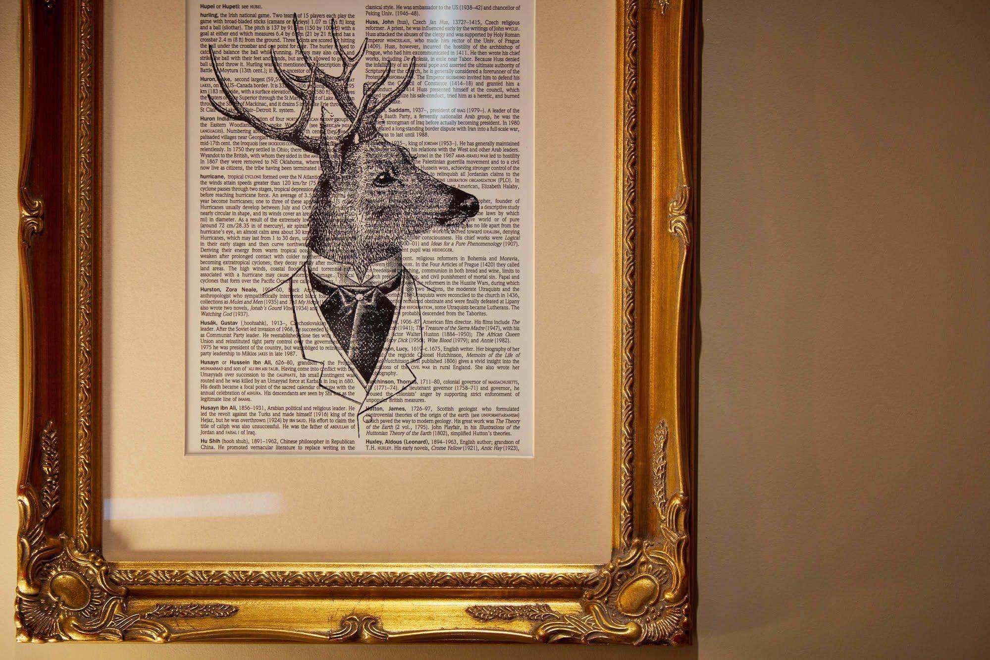 ホテル オッドフェローズ オン ザ パーク チードル エクステリア 写真 A framed print of a deer head with a bow tie